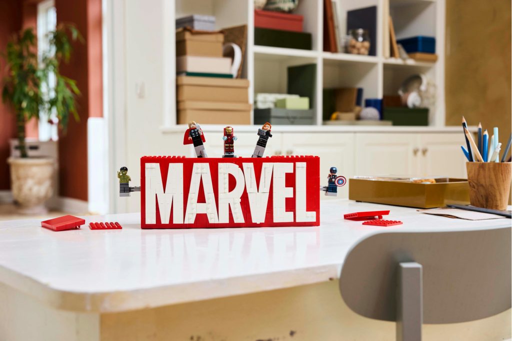 LEGO 76313 Marvel Logo MARVEL z minifigurkami Lifestyle 4 1024x683
