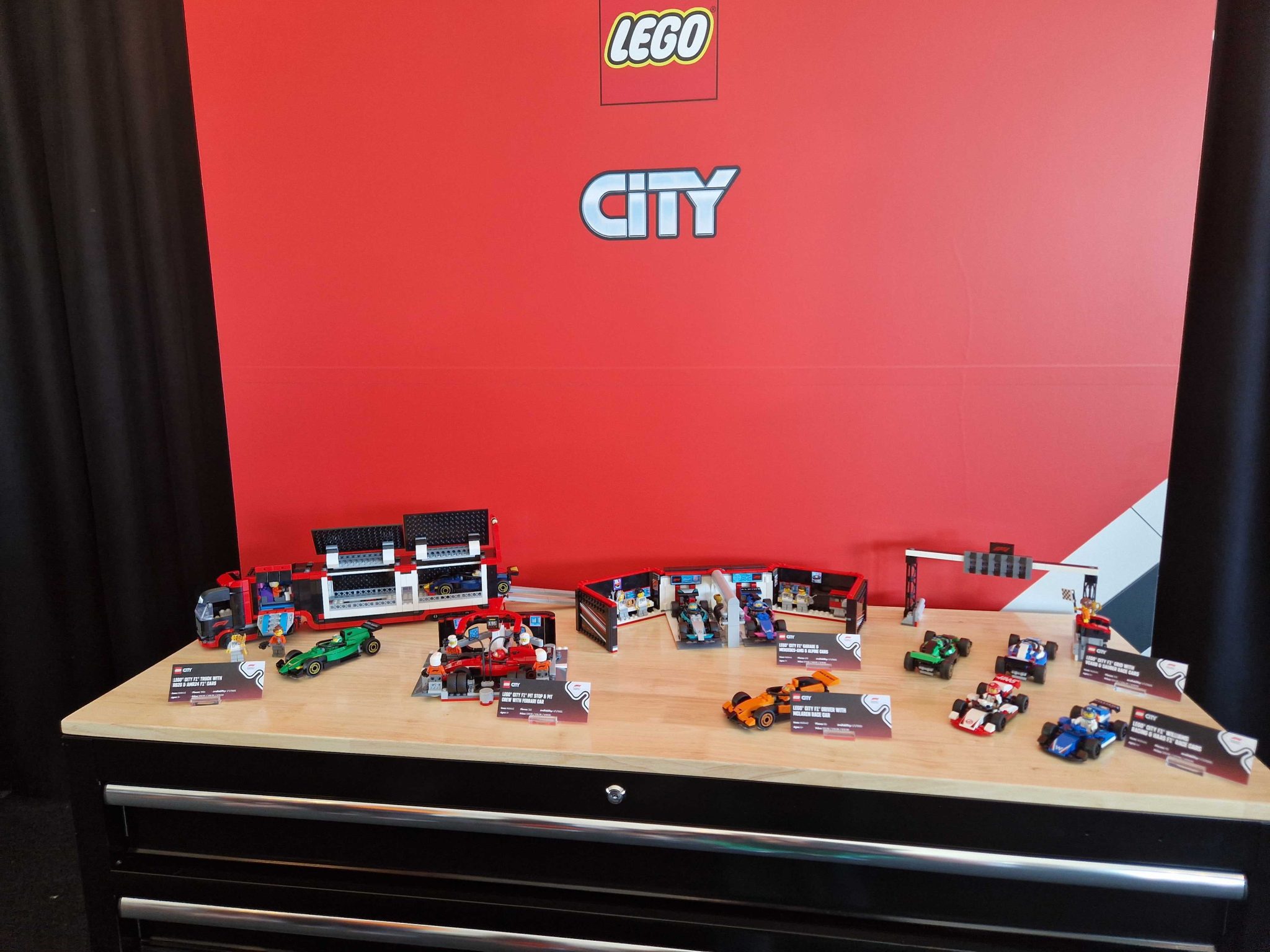 Eerste blik op LEGO Formule 1 2025sets in handen in Las Vegas