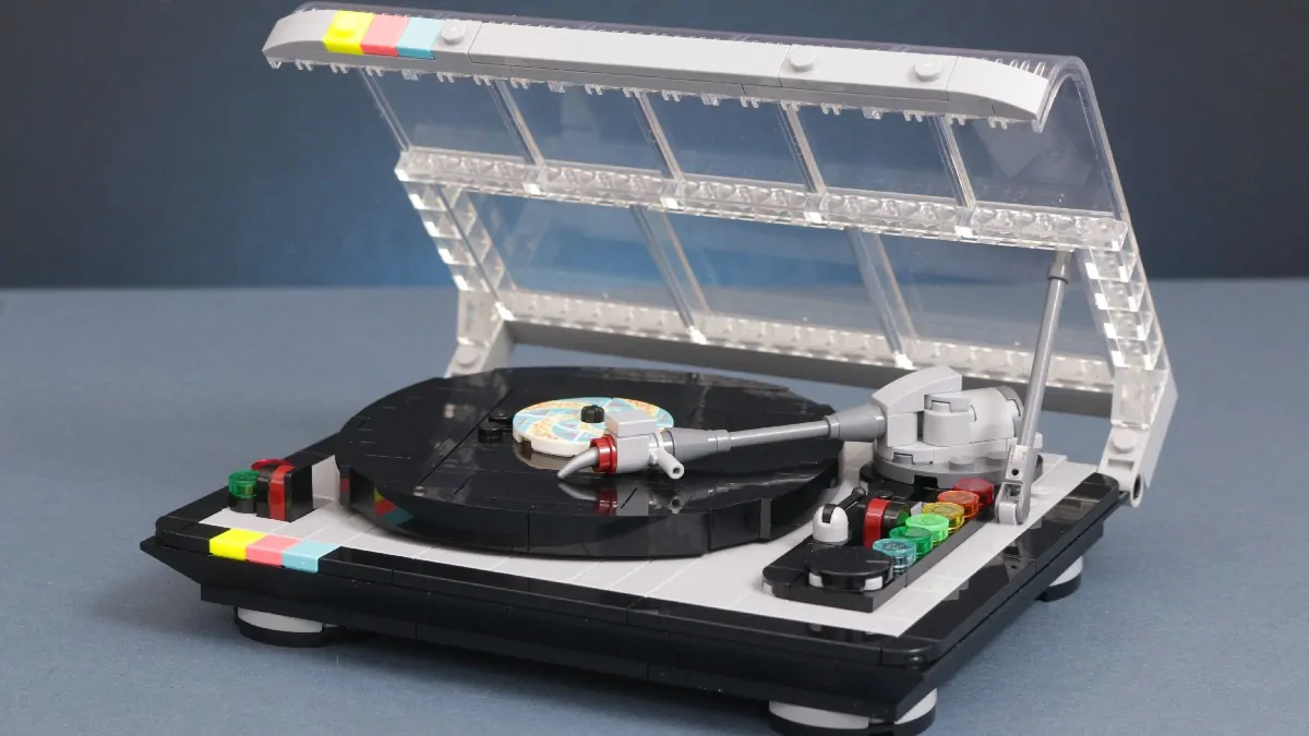 LEGO Insiders Weekend 40699 Retro Record Player gift-with-purchase