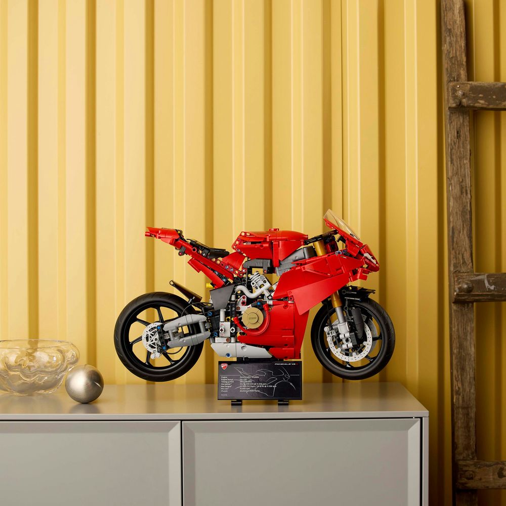 LEGO Technic 42202 Ducati Panigale V4 S 5