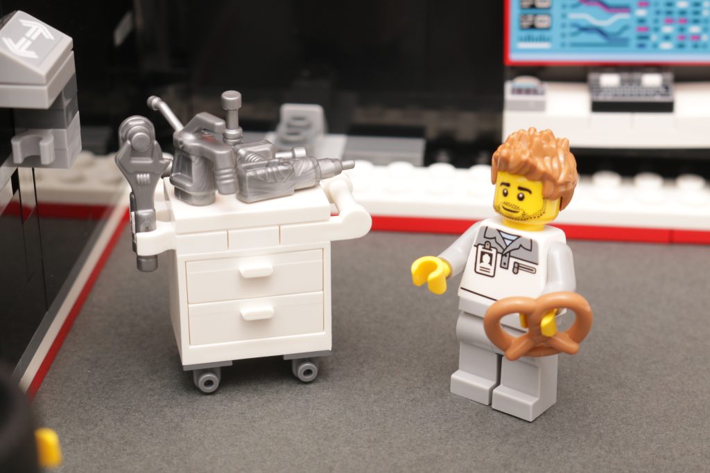 LEGO City 60444 F1 Garage Mercedes AMG Alpine Cars review 7 1024x683