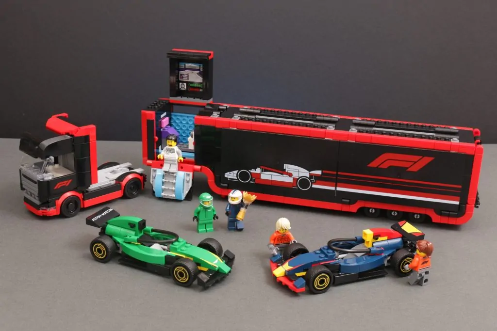 KLOCKI LEGO City 60445 F1 Truck z samochodami F20 RB24 i