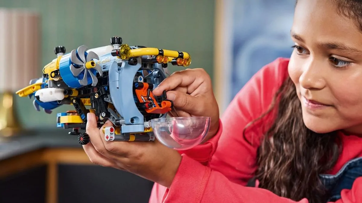 Early look at five LEGO Technic 2025 sets for the skies and seas