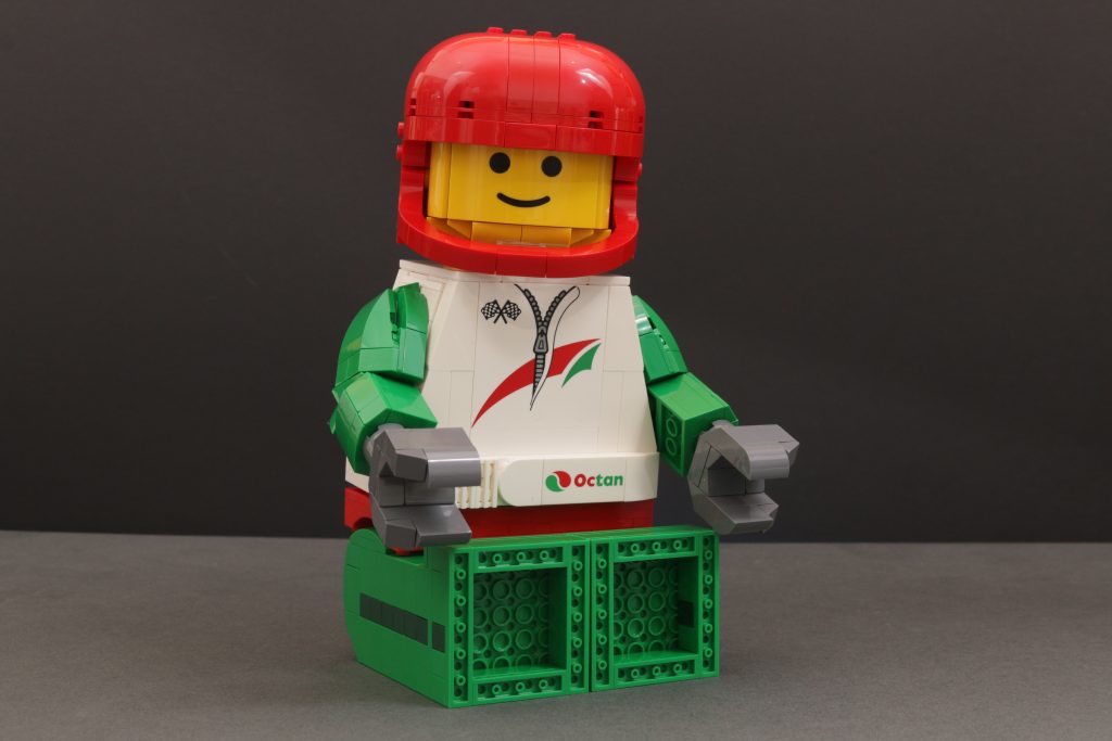 Reseña de la minifigura LEGO Minifigures 40819 Up Scaled Racing Driver (15 pulgadas, 1024x683)