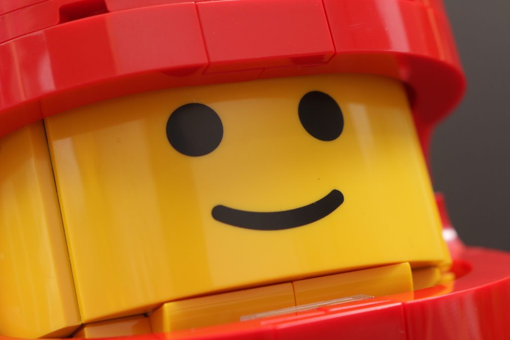 Reseña de la minifigura LEGO Minifigures 40819 Up Scaled Racing Driver (26 pulgadas, 1024x683)