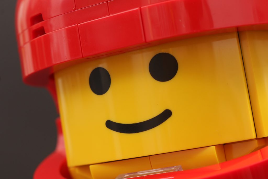 Reseña de la minifigura LEGO Minifigures 40819 Up Scaled Racing Driver (27 pulgadas, 1024x683)