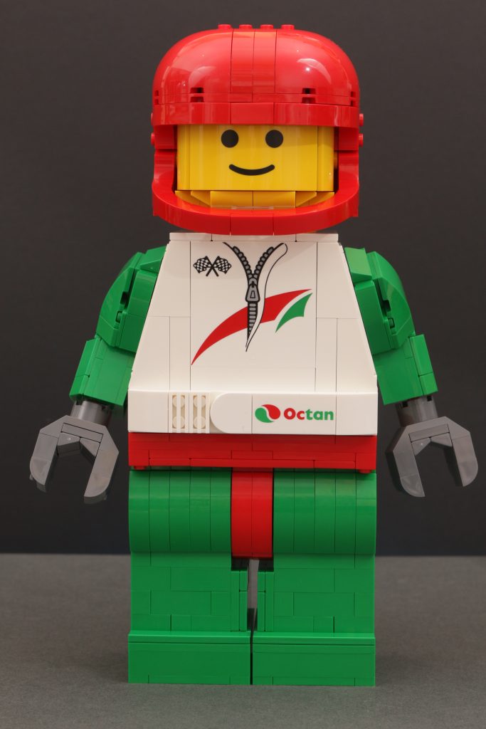 Reseña de la minifigura LEGO Minifigures 40819 Up Scaled Racing Driver (3 pulgadas, 683x1024)