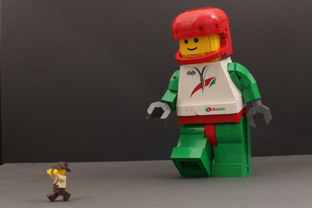 Reseña de la minifigura LEGO Minifigures 40819 Up Scaled Racing Driver (33 pulgadas, 1024x683)