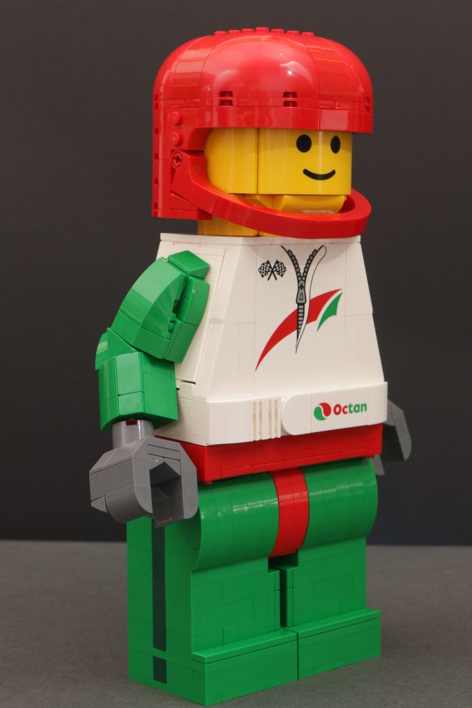 Reseña de la minifigura LEGO Minifigures 40819 Up Scaled Racing Driver (4 pulgadas, 683x1024)