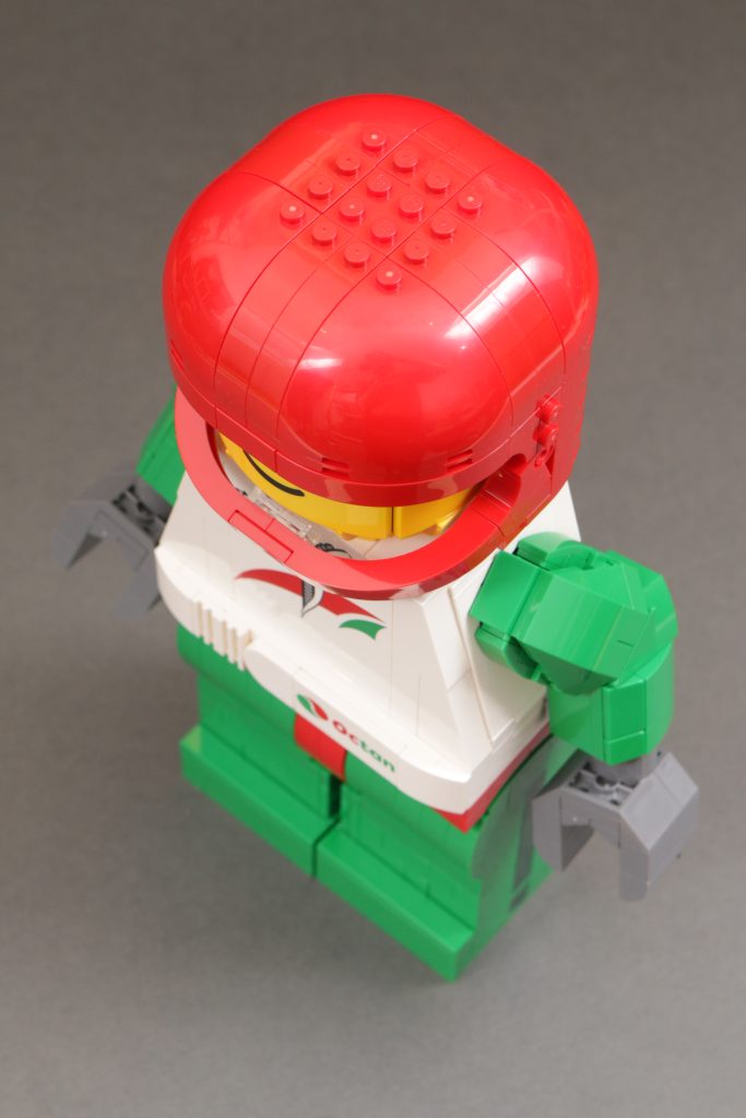 Reseña de la minifigura LEGO Minifigures 40819 Up Scaled Racing Driver (7 pulgadas, 683x1024)