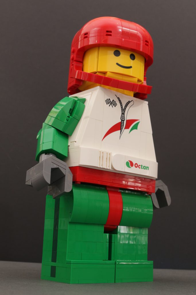 Reseña de la minifigura LEGO Minifigures 40819 Up Scaled Racing Driver (8 pulgadas, 683x1024)