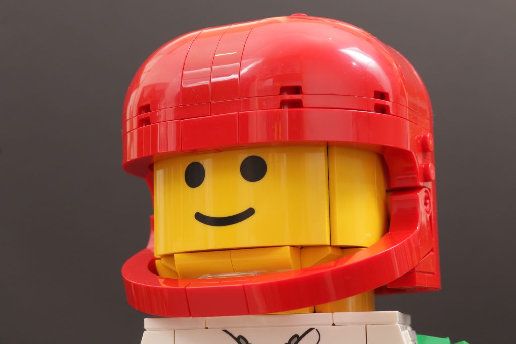 Reseña de la minifigura LEGO Minifigures 40819 Up Scaled Racing Driver (9 pulgadas, 1024x683)