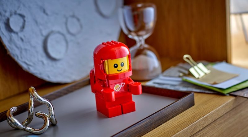 LEGO 40767 Up Scaled Baby Astronaut 8 1