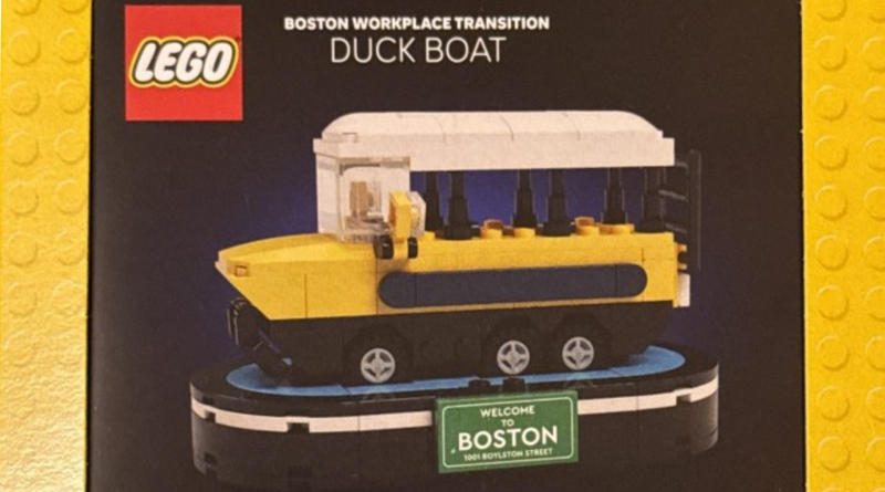 Primeira olhada na inauguração da sede da LEGO em Boston: imagem em destaque do conjunto Duck Boat.