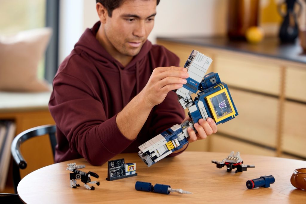 LEGO Icons 10358 Transformers Soundwave 13 1024x683