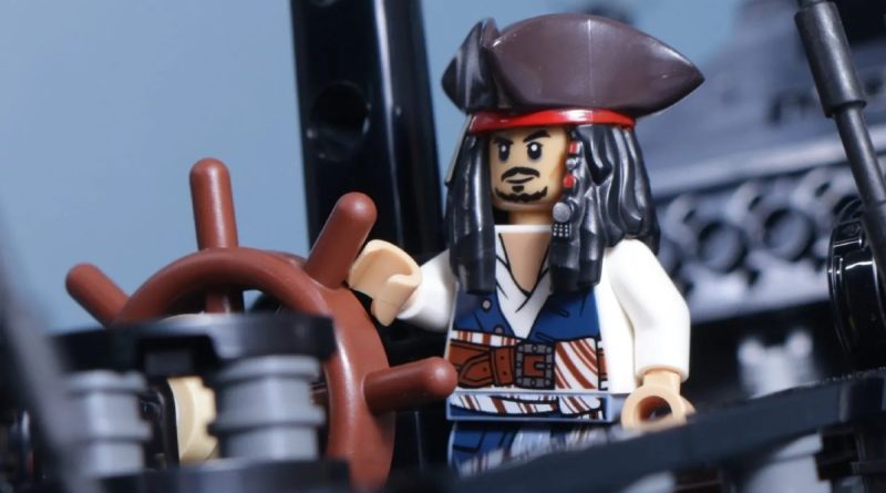 LEGO Icons 10365 Captain Jack Sparrows Piratenschiff Black Pearl, Jack am Steuer