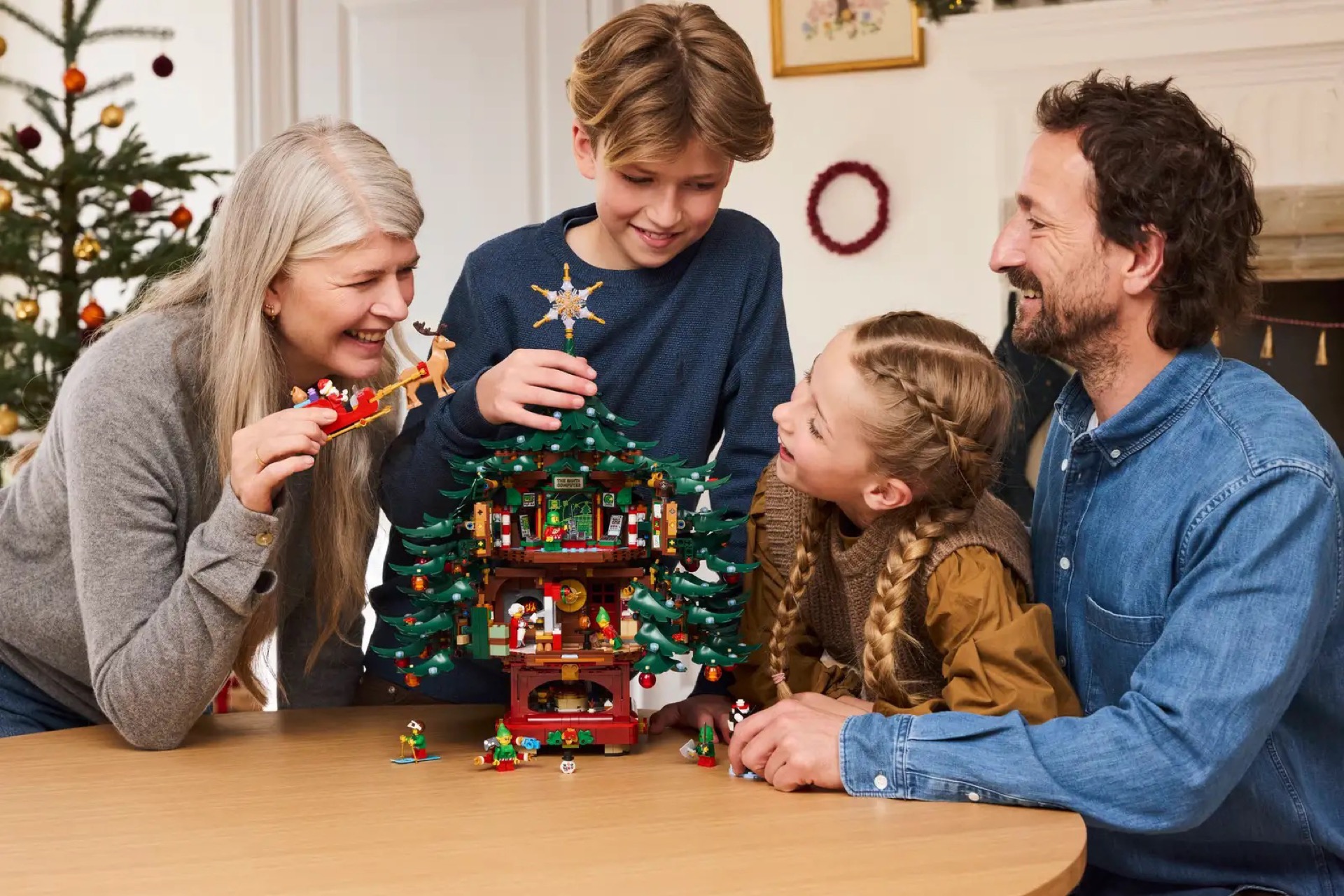 LEGO 41843 Family Christmas Tree Decoration Lifestyle 2