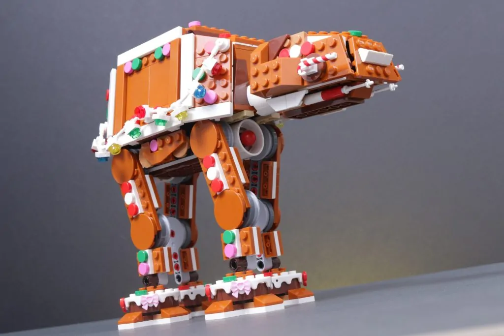 LEGO Weihnachtssets 2025: 40812 Schneemann-Ornamente, 40809 Festliches Lebkuchenhaus, 40820 Vergrößerte Weihnachtsmann-Minifigur, 40806 Lebkuchen-AT-AT-Walker (Testbericht 36, 1024 x 683 Pixel)