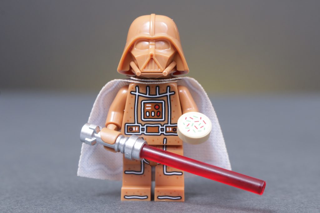 LEGO Weihnachtssets 2025: 40812 Schneemann-Ornamente, 40809 Festliches Lebkuchenhaus, 40820 Vergrößerte Weihnachtsmann-Minifigur, 40806 Lebkuchen-AT-AT-Walker (Testbericht 39, 1024 x 683 Pixel)