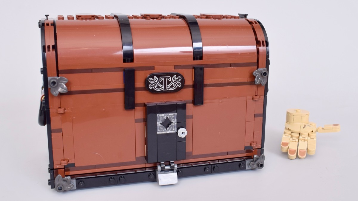 LEGO Wednesday 76785 Thing's Apartment review - Brick Fanatics