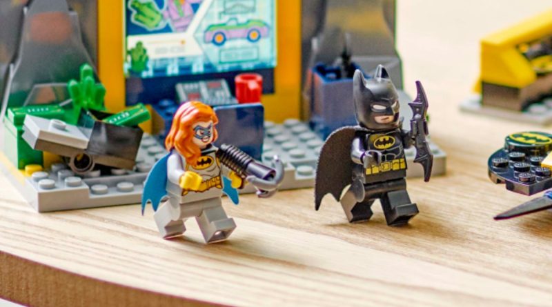 retired lego dc minifigure magazine 76272 featured
