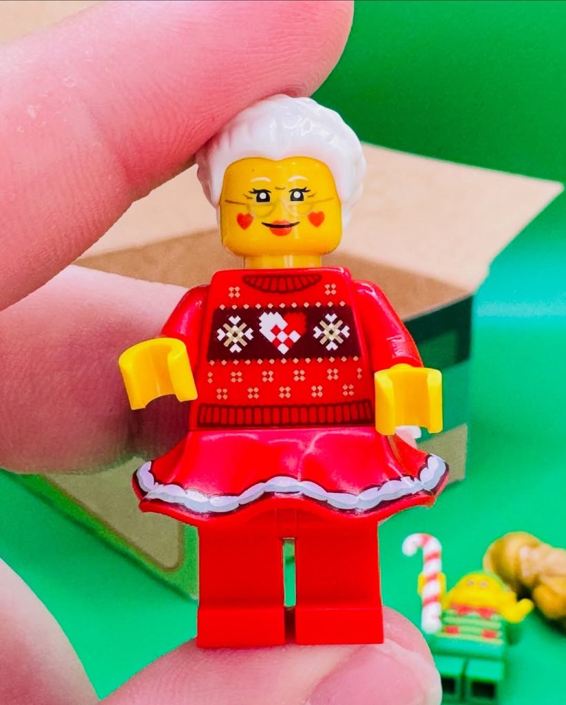 twogayafols LEGO Build a Minifigure Christmas 3 822x1024