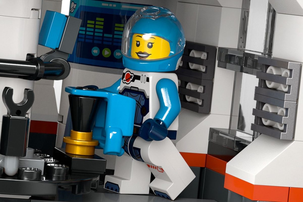 60434 blue astronaut 1200x800