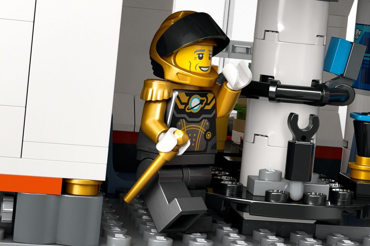 60434 gold astronaut 1200x800