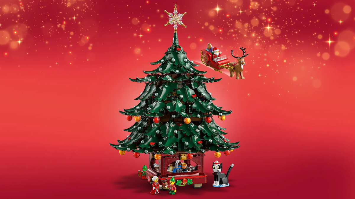 How do LEGO Family Christmas Tree’s minifigures enhance its storytelling?