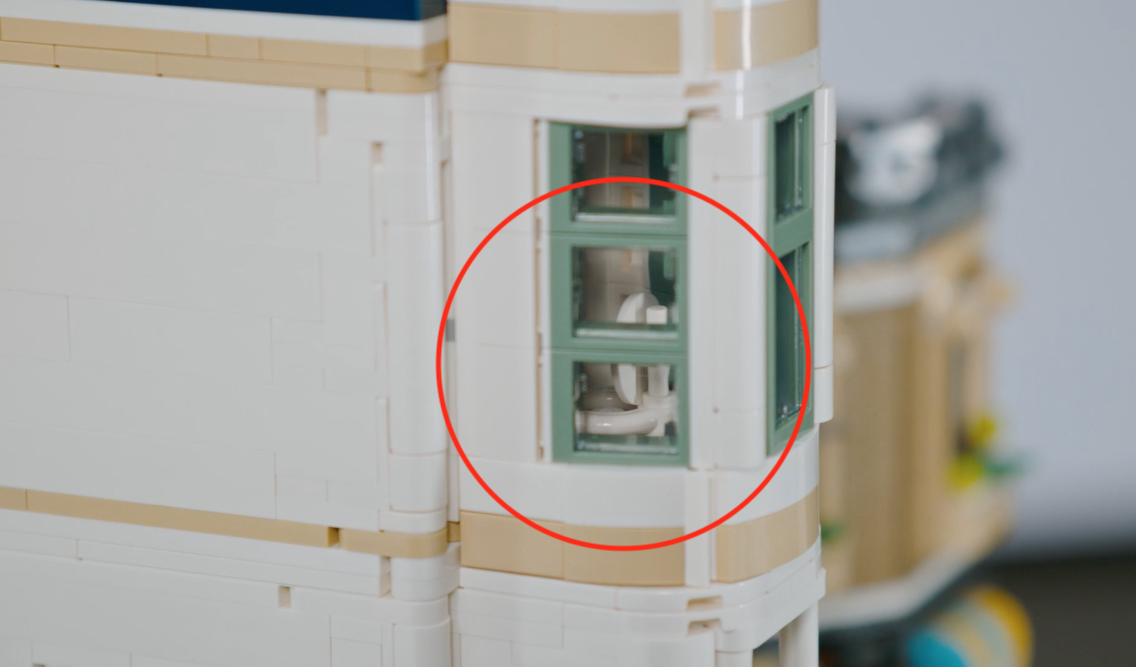 LEGO Icons 11371 Shopping Street toilet