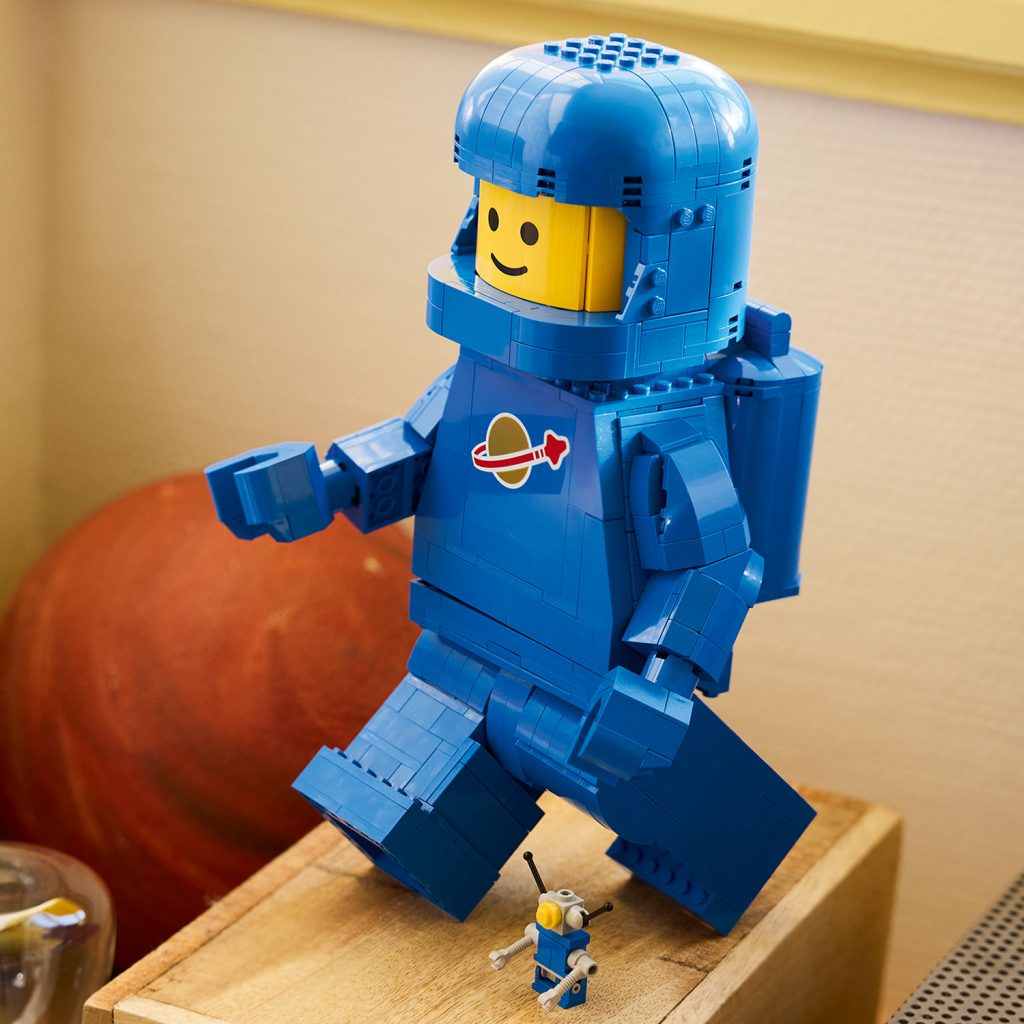 LEGO 40921 Vergrößerte blaue Astronauten-Minifigur 8 1024x1024