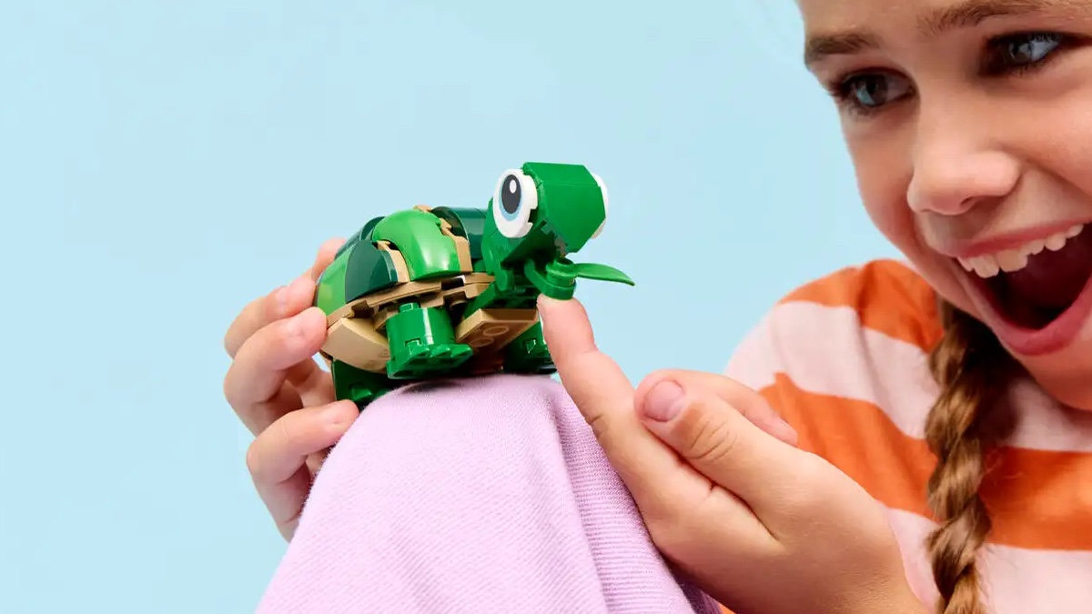 LEGO Creator 31377 Turtle with a Water Lily Flower featured