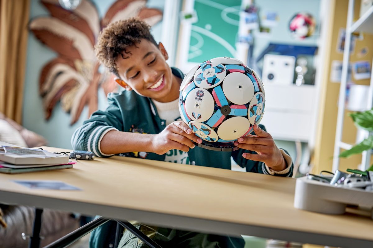 LEGO Editions 43019 Fußball 11 1200x800