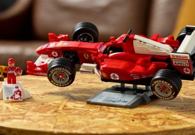 LEGO Icons 11375 Ferrari F2004 Michael Schumacher em destaque