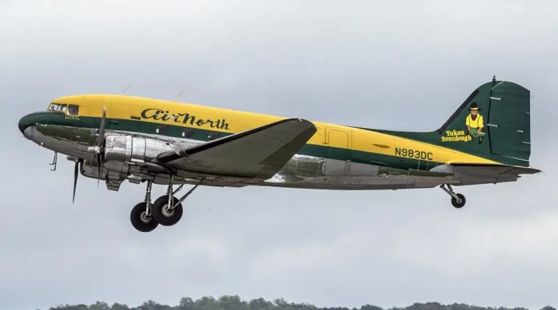 Wikimedia Commons muss Acroterion Douglas DC3C S1C3G N983DC am Flughafen Frederick Municipal, Maryland, USA, als Quelle angeben.