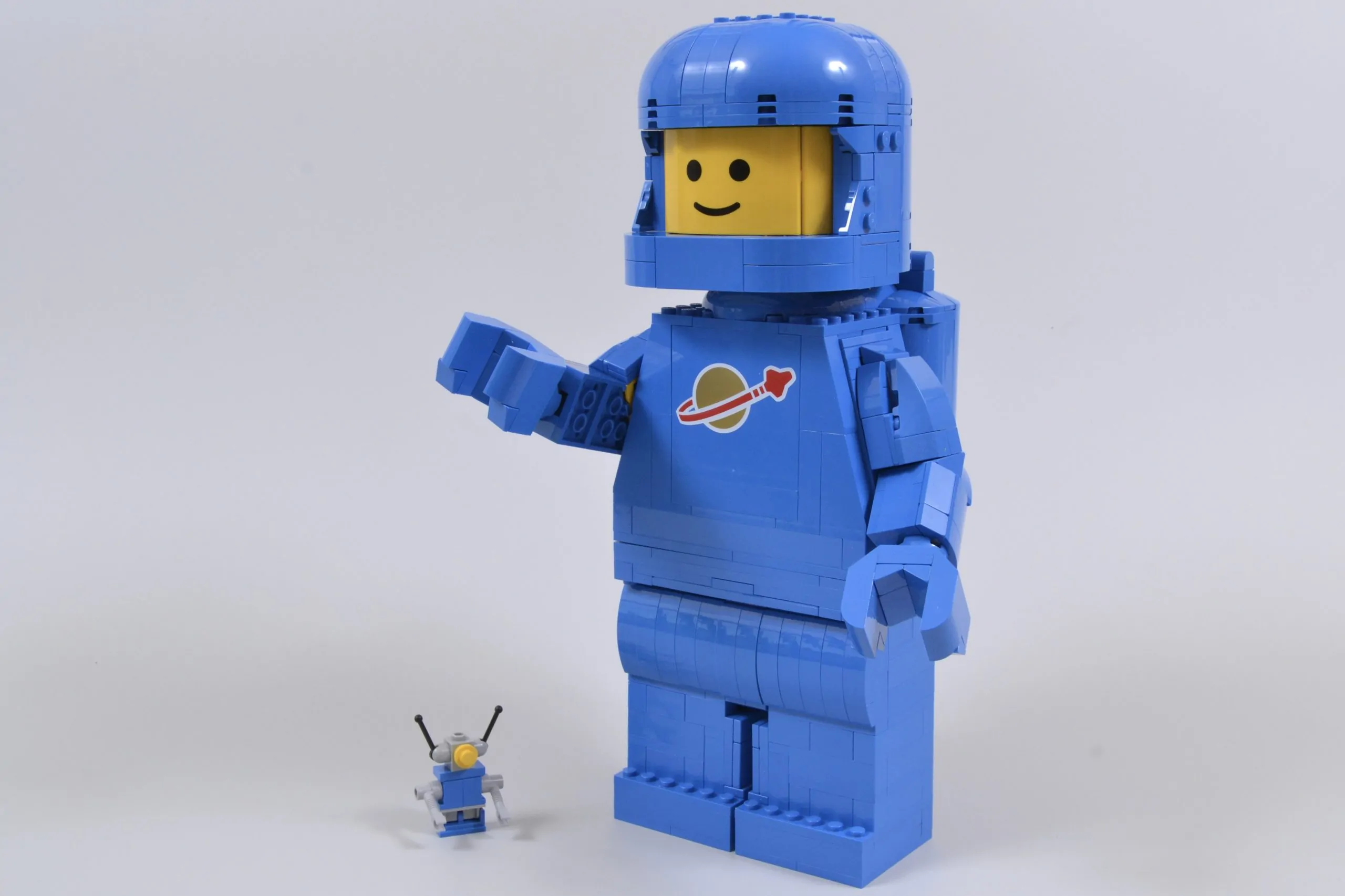 LEGO 40921 Minifigura de Astronauta Azul em Escala Ampliada (17 polegadas)