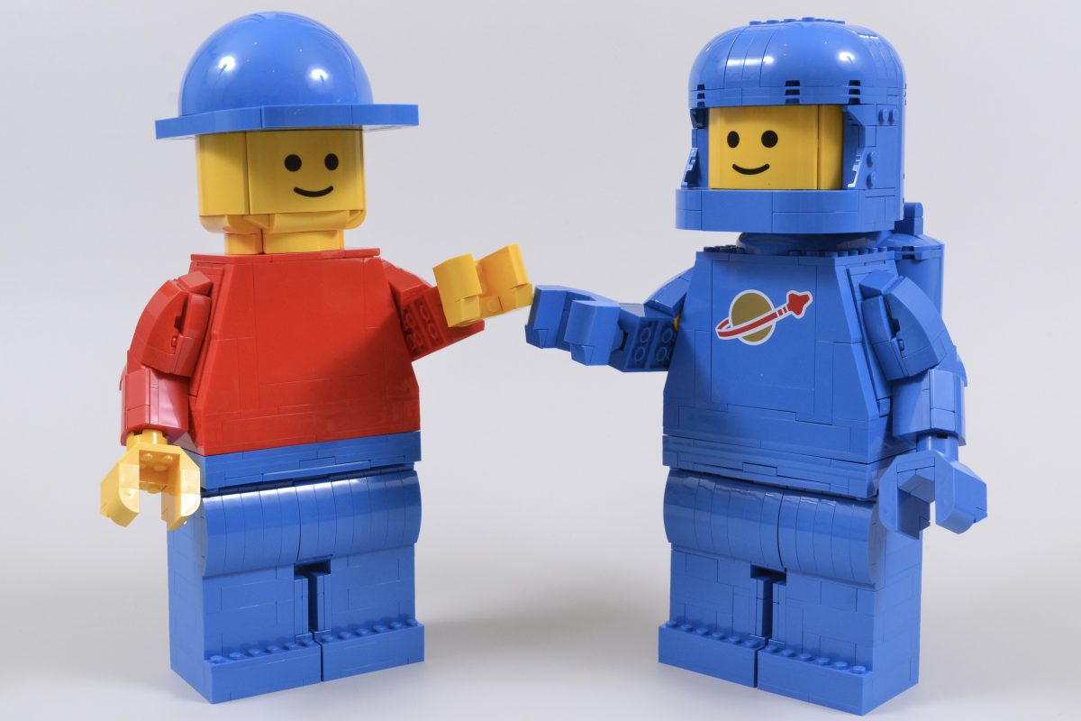 LEGO 40921 Minifigura de Astronauta Azul em Escala Ampliada 3 1200x800