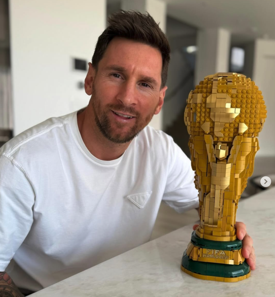 Lionel Messi mit LEGO Weltmeisterschaftstrophäe 948x1024