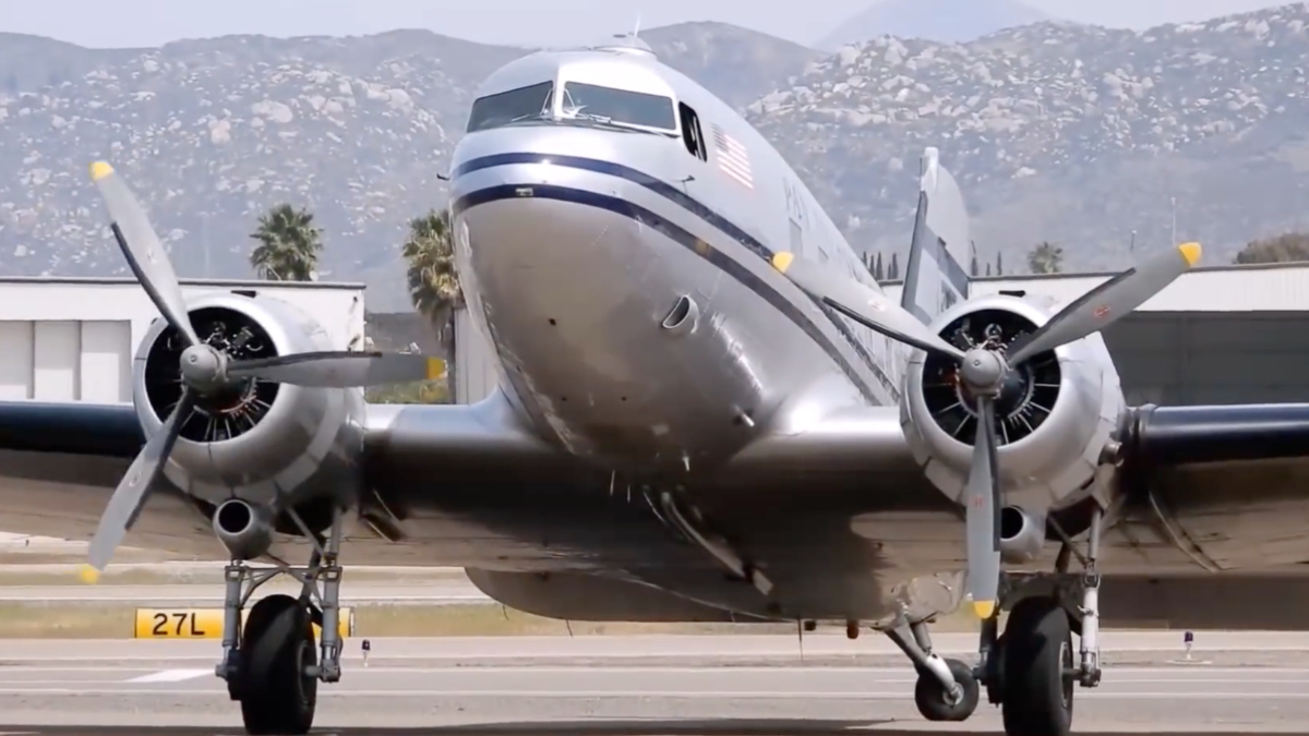 Comparing LEGO Douglas DC-3 to the legendary PAN AM aircraft