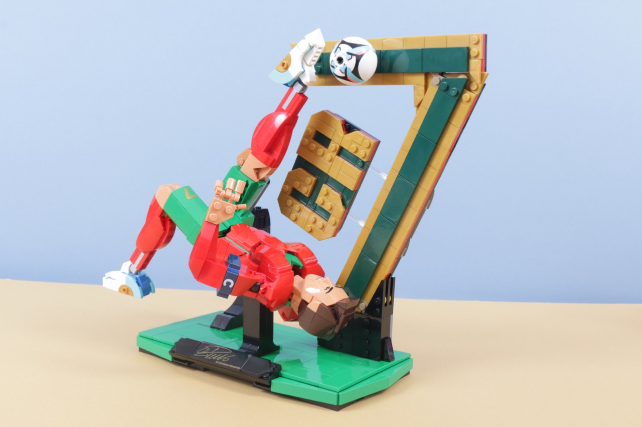 LEGO Editions 43016 Cristiano Ronaldo – Football Legend review 2 Large