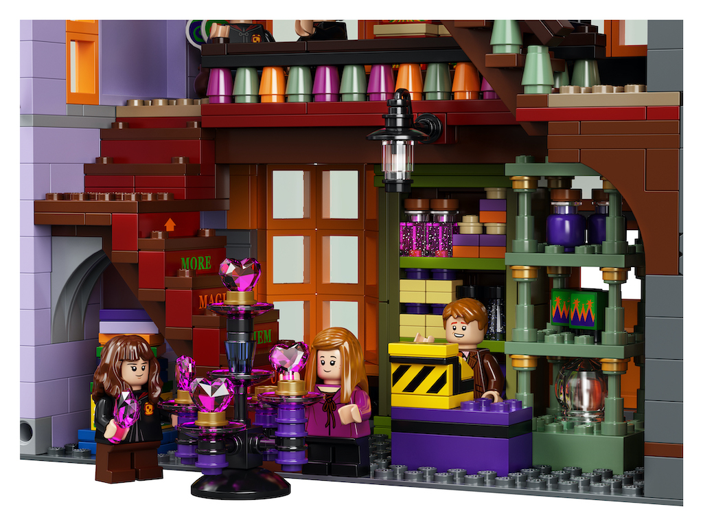 75978 Diagon Alley LEGO Harry Potter lifestyle resized 62 1