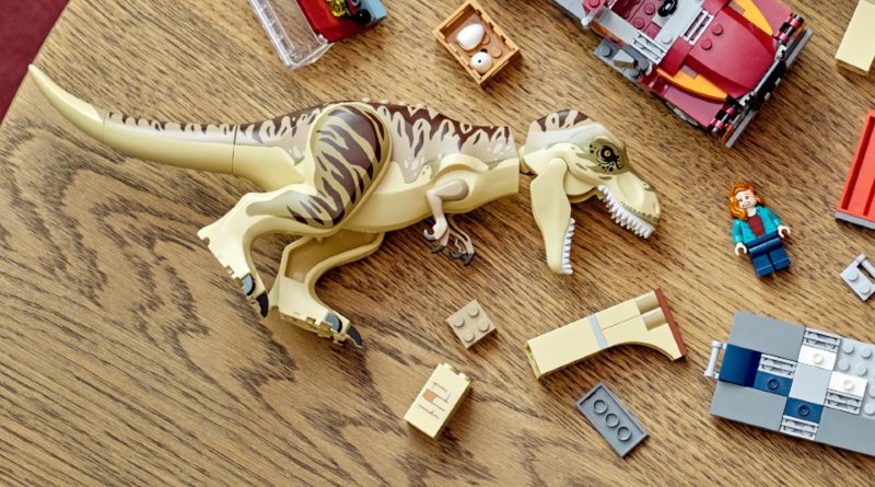 76948 ​​LEGO Jurassic World T. rex Atrociraptor Dinosaur Breakout stile di vita in primo piano