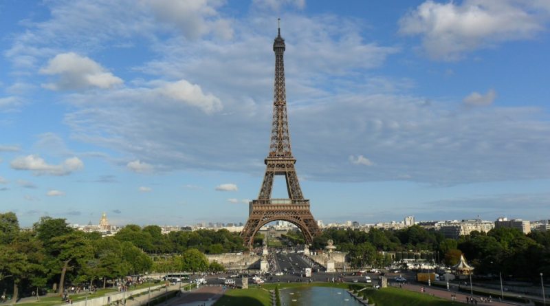 Torre Eiffel in primo piano