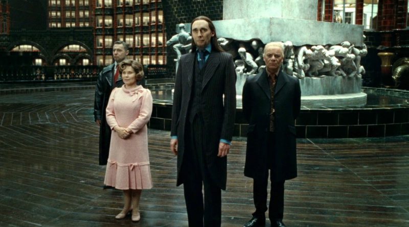 In primo piano l'atrio del Ministero della Magia di Harry Potter e i Doni della Morte