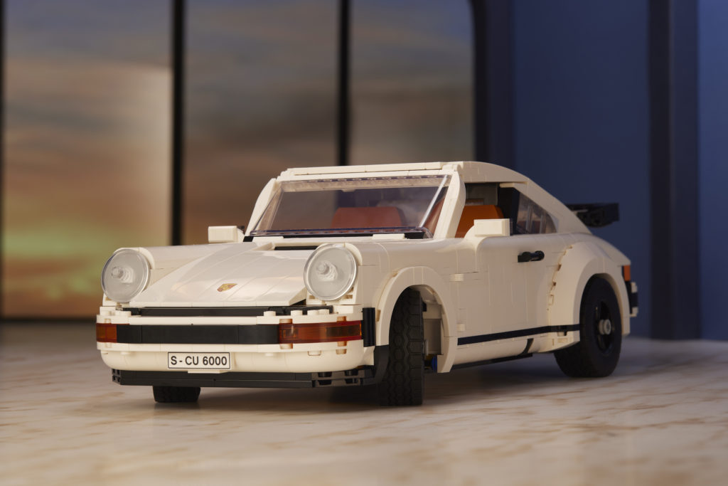 LEGO 10295 Porsche 911 showroom 6