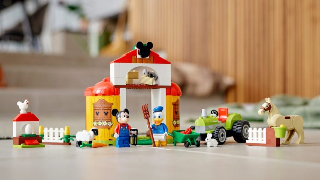 LEGO 10775 Mickey Mouse Donald Ducks Farm lifestyle featured