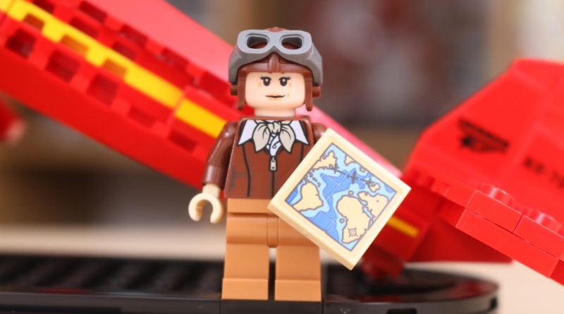 LEGO 40450 Amelia Earhart Tribute GWP Featured 3