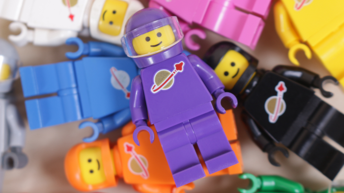 LEGO 71032 Purple Classic Space Minifigure Collectible Minifigures Series 22 Title
