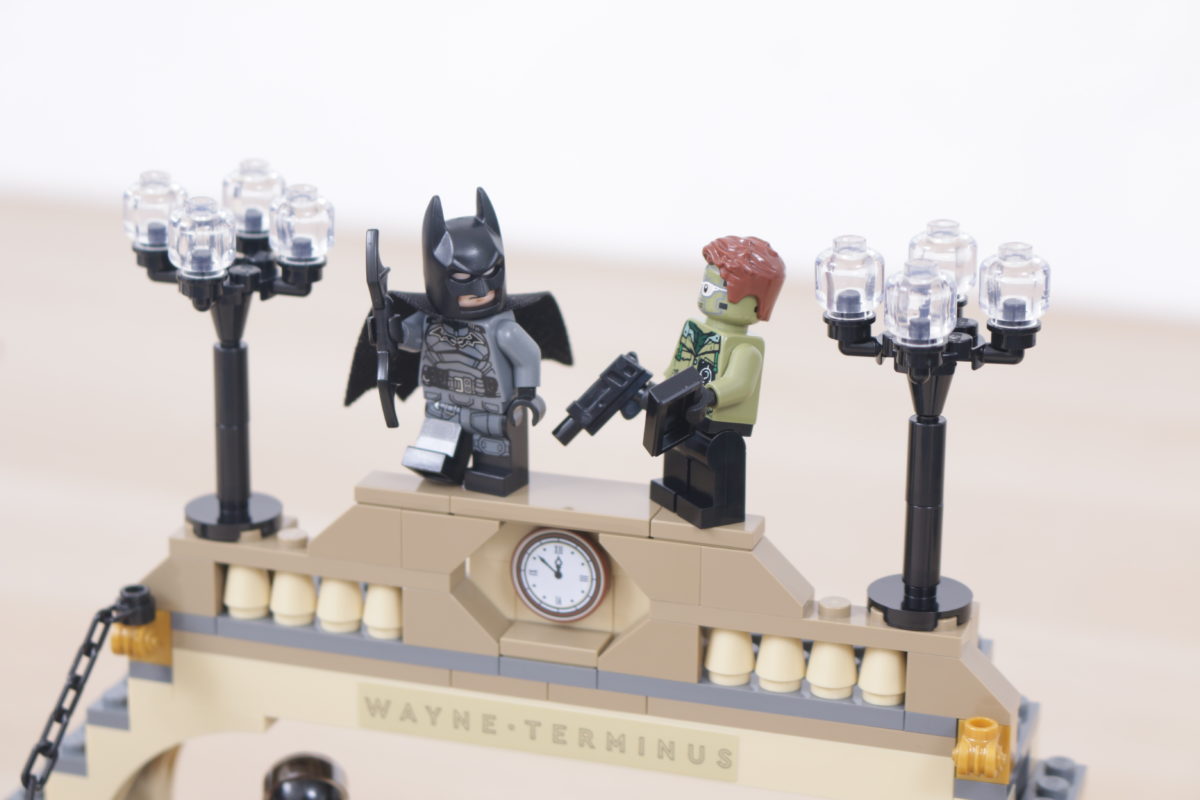 DC Superheores Batman LEGO Set 76183 batman Cave the Riddler Face Off Build
