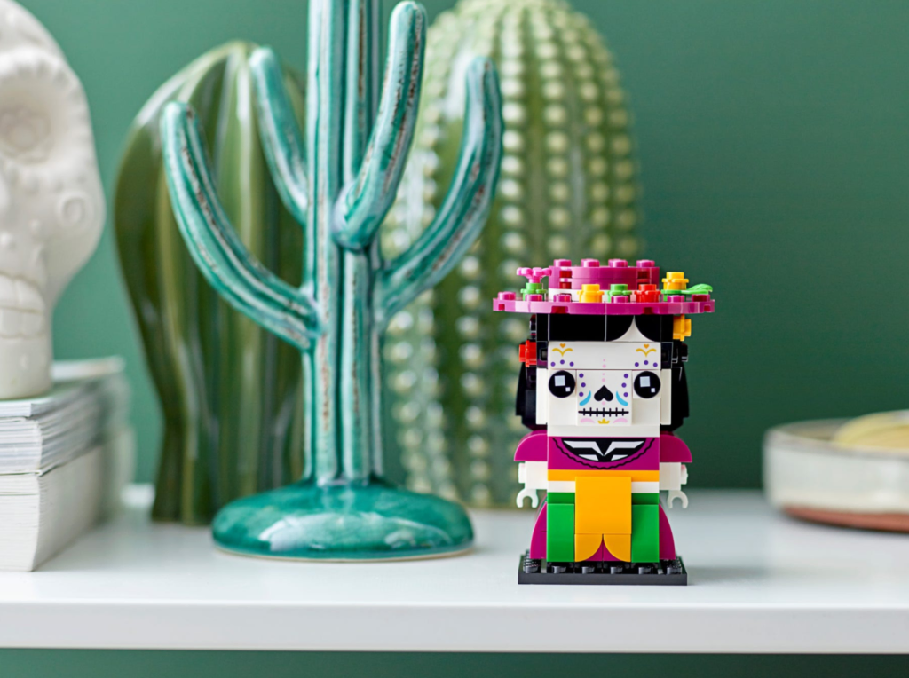 LEGO-BrickHeadz-40492-La-Catrina-lifestyle-1.png